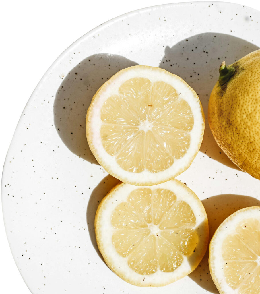 Prato de cerâmica com algumas rodelas de limão
